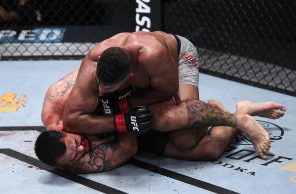 Alistair Overeem usa estratégia para nocautear Augusto Sakai no quinto round do UFC em Las Vegas