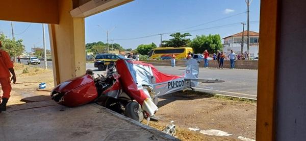 Avi&atilde;o de pequeno porte cai e bate em ponto de &ocirc;nibus na BR-316, zona Sul de Teresina.(Imagem:Pol&iacute;cia Rodovi&aacute;ria Federal)