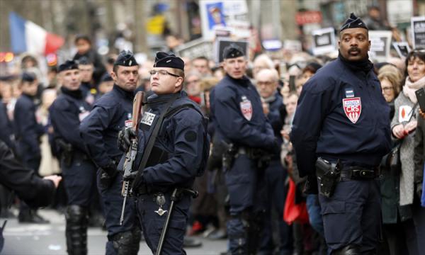 França mobiliza 10 mil militares para proteger 'lugares sensíveis'