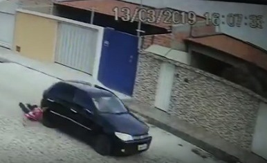 Bandido é arrastado por comparsa após assalto em Teresina