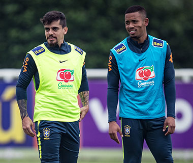 Fagner treina com bola, e Tite fecha treino novamente