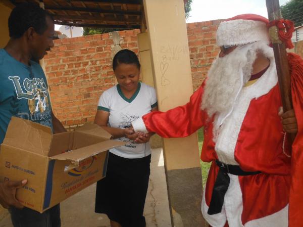 Papai Noel promoveu manh&atilde; de alegria com distribui&ccedil;&atilde;o de bombons em Floriano.(Imagem:FlorianoNews)
