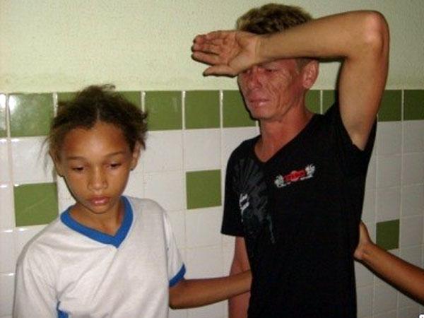 Pai da crian&ccedil;a morta chega ao hospital aos prantos.(Imagem:Jornalesp)