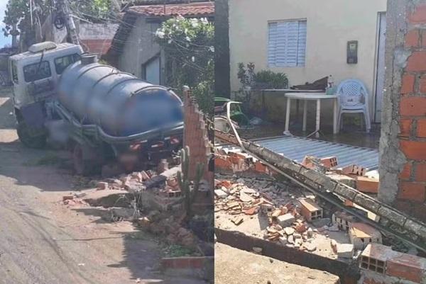 Caminhão de desentupidora desce rua, se choca contra poste e derruba muros na Zona Leste de Teresina
