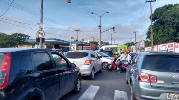 Raio provoca apagão em regiões de Teresina e transtornos em ruas