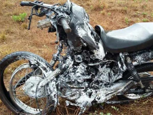Moto ficou completamente carbonizada(Imagem:PortalOFato)