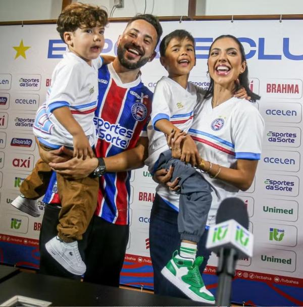 Filho de Everton Ribeiro puxa o hino do Flamengo na apresentação do pai no Bahia
