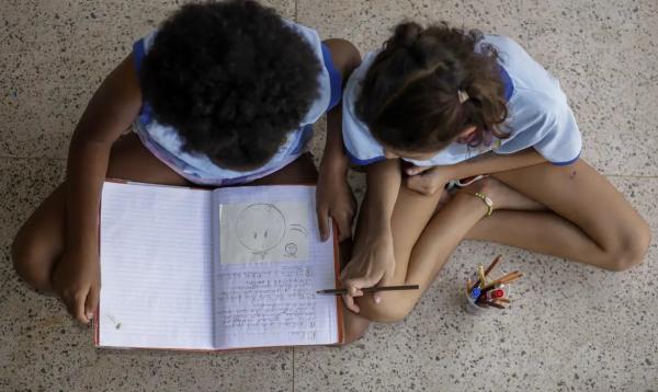 Metade dos estudantes não vê debate antirracista na escola, diz estudo