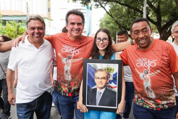No Domingo de Páscoa, Joel e Ciro participam de procissão no meio da multidão no Centro de Teresina(Imagem:Ascom)