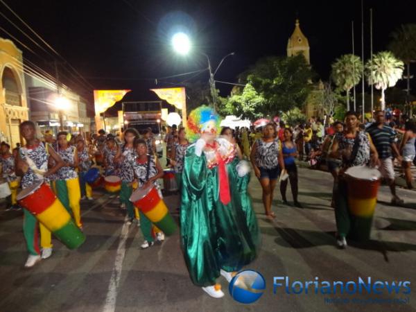 Cores, brilhos e samba no p&eacute; marcaram os desfiles das escolas de samba. (Imagem:FlorianoNews)