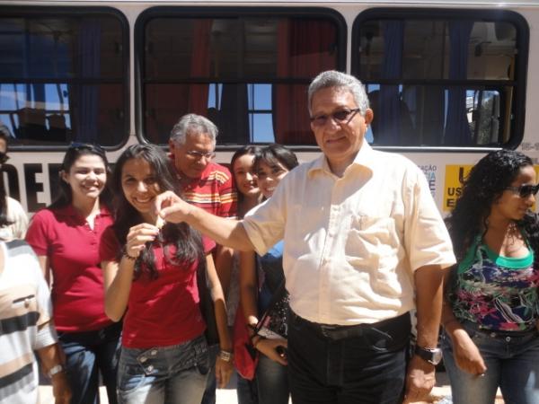 UFPI de Floriano recebe novo ônibus
