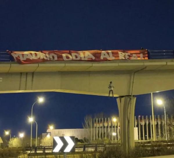 Torcida do Atlético de Madrid simula enforcamento de Vini Jr antes de clássico com Real Madrid