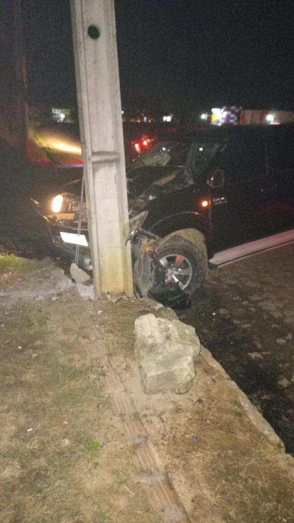 Carro colide em poste após perseguição policial em Barão de Grajaú