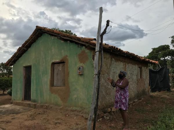 Moradores da localidade Tabuleirinho fazem apelo para a retirada de postes dos seus terrenos