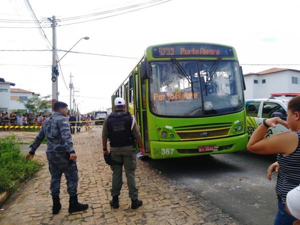 Idoso morre atropelado por ônibus e população revoltada danifica veículo em Teresina