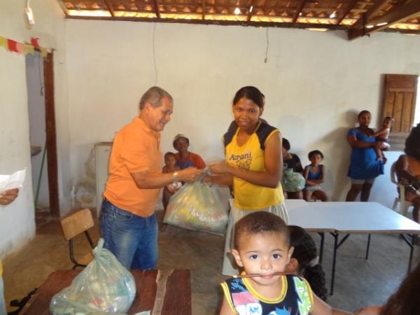 Sr Greg&oacute;rio Monteiro entregou cestas b&aacute;sicas aos moradores do Cajueiro Dois.(Imagem:FlorianoNews)