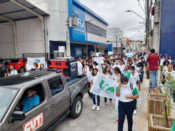 Manifesta&ccedil;&atilde;o de estudantes pedindo mais &ocirc;nibus.(Imagem:Jonas Carvalho/ ClubeNews)