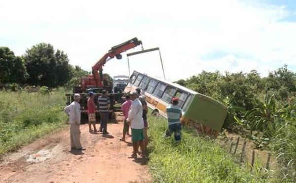 &Ocirc;nibus lotado de estudantes tomba na Zona Rural de Teresina.(Imagem:Cidadeverde.com)