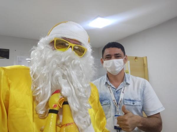 Rep&oacute;rter Amarelinho se veste de Papai Noel para manter viva a magia do Natal em Floriano.(Imagem:FlorianoNews)