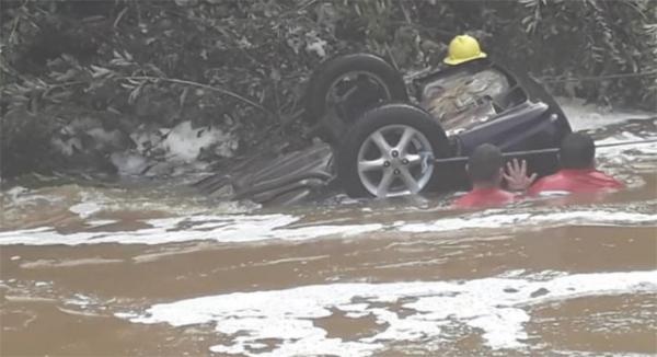 Carro com 4 pessoas cai em rio e duas morrem afogadas no Norte do Piauí