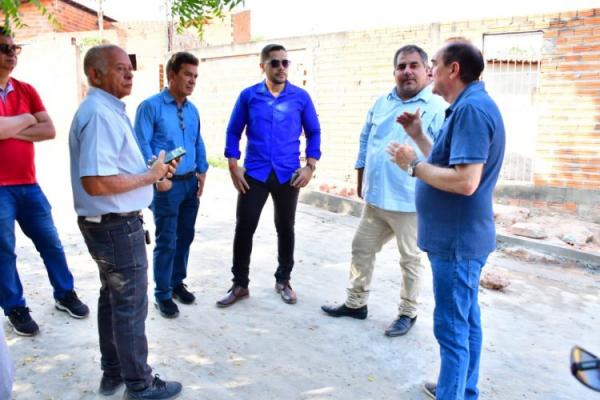 Prefeito Ant&ocirc;nio Reis visita obras de cal&ccedil;amento do projeto PlanMob.(Imagem:Secom)