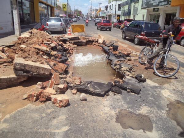 Vazamento em cano da Agespisa provoca desperdício e falta de água em Floriano