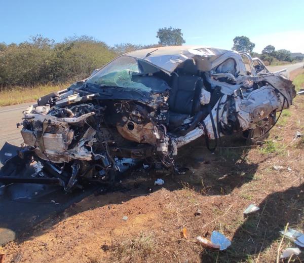 Idoso de 62 anos fica gravemente ferido após colidir caminhonete com carreta na BR-135, no Sul do Pi