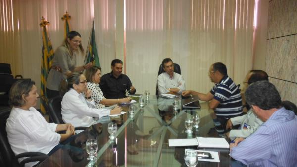 Prefeito Gilberto J&uacute;nior se reuniu com representantes da Caixa Econ&ocirc;mica para discutir habita&ccedil;&atilde;o popular.(Imagem:FlorianoNews)
