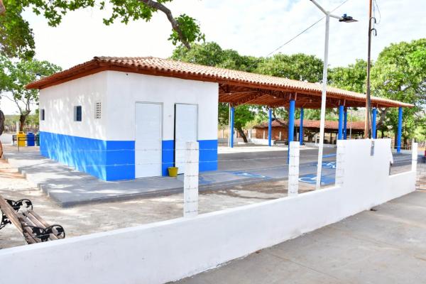 Vereadores participam de entregas do mercado p&uacute;blico e escola no Amolar.(Imagem:CMF)