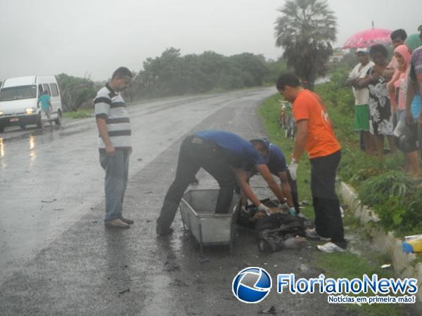Colis&atilde;o entre carro e moto deixa v&iacute;tima fatal na BR 230.(Imagem:FlorianoNews)