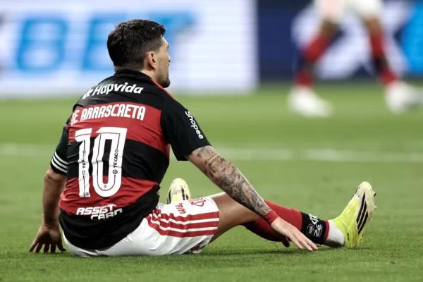 Flamengo tem erro capital, mas segura Corinthians com 10 e mantém invencibilidade de Jardim