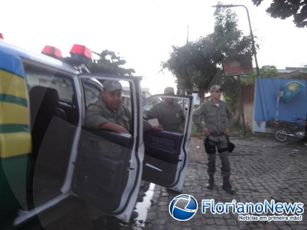 PM &eacute; acionada para conter farra em posto de combust&iacute;vel.(Imagem:FlorianoNews)