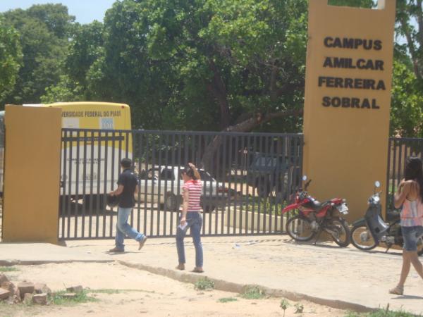 CANDIDATOS DO ENEM CHEGANDO AO CAMPUS DA UFPI(Imagem:REDA&Ccedil;&Atilde;O)
