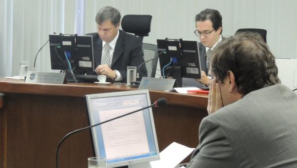 Paulo Schmitt, o presidente Caio Rocha e o relator Paulo C&eacute;sar Salom&atilde;o Filho no julgamento.(Imagem:Lucas Rizzatti)