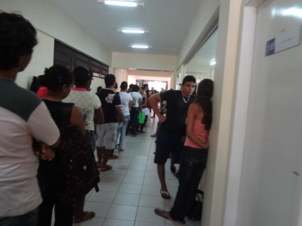 Estudantes se inscrevem em Pr&eacute;-vestibular gratuito.(Imagem:FlorianoNews)