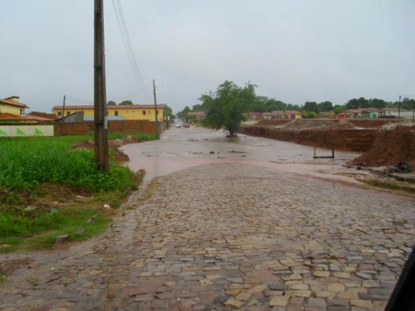 Rua interditada pr&oacute;ximo a uma constru&ccedil;&atilde;o no Bairro Manguinha(Imagem:L&eacute;o Miranda)
