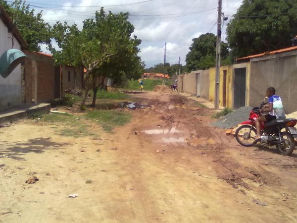 Morador indignado denuncia situa&ccedil;&atilde;o prec&aacute;ria de ruas no bairro Princesa do Sul.(Imagem:Robson Pires Borges)