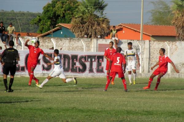 River-PI empata, e jogadores reclamam de gramado do est&aacute;dio Felip&atilde;o.(Imagem:Josiel Martins)