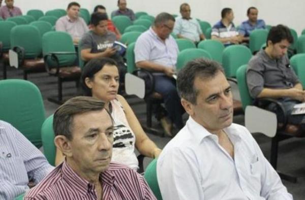 Gilberto J&uacute;nior participa de reuni&atilde;o sobre cons&oacute;rcios municipais.(Imagem:APPM)