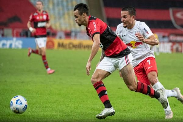 Com gol no fim, Bragantino derruba Flamengo e dorme na liderança do Brasileirão