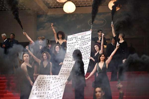 Ativistas protestam em Cannes e exibem cartaz com nomes de 129 mulheres assassinadas