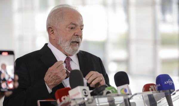 Lula deixa hospital em Brasília após cirurgia