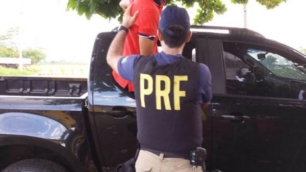 PRF resgata comerciante preso por 50 minutos dentro de carro