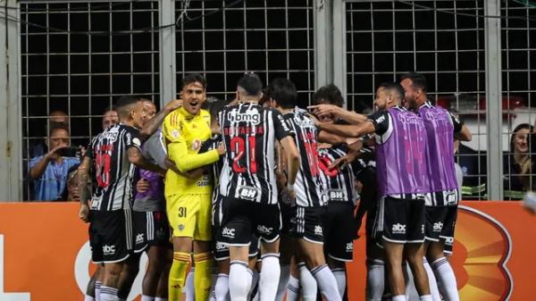 Jogadores do Atl&eacute;tico-MG comemoram o gol de Paulinho diante do Flamengo.(Imagem: Gilson Lobo/AGIF)