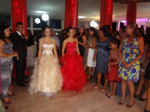 Emo&ccedil;&atilde;o e Beleza no baile de 15 anos de Beatriz e Let&iacute;cia.(Imagem:FlorianoNews)