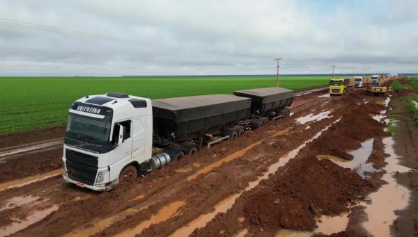 Caminhões atolam na lama e geram longo congestionamento em trecho intrafegável da PI-392 no Sul do P