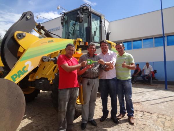 Prefeitura de Bar&atilde;o de Graja&uacute; recebeu P&aacute; Carregadeira.(Imagem:FlorianoNews)