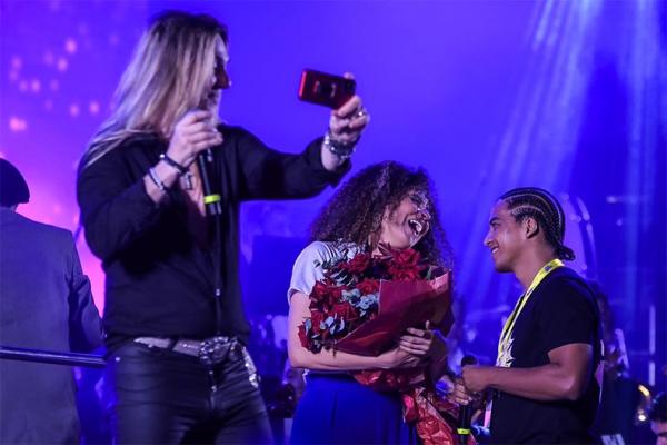  F&atilde; faz pedido de casamento no palco do Piau&iacute; Pop em show do Edu Falaschi. (Imagem:Renato Andrade/Cidadeverde.com)