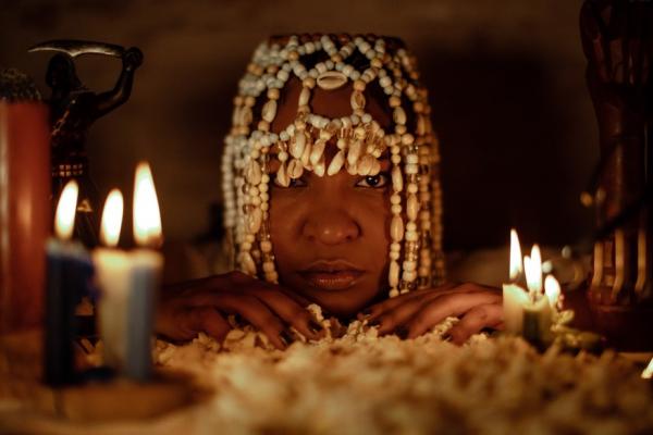 Larissa Luz invoca espiritualidade em single feito com fé na pegada afro-brasileira da orquestra juv