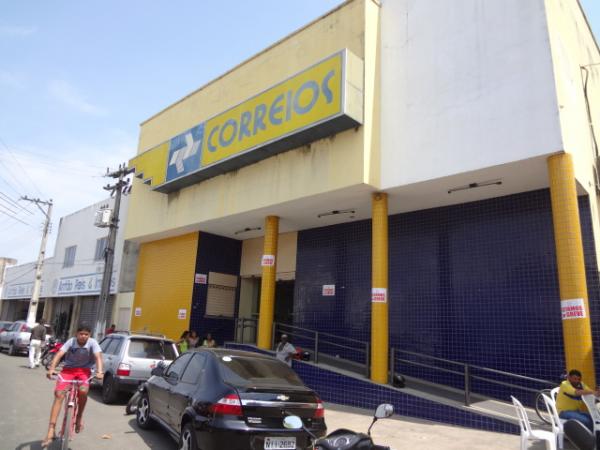 Funcion&aacute;rios dos Correios se reuniram em frente &agrave; ag&ecirc;ncia de Floriano.(Imagem:FlorianoNews)